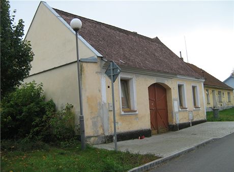 Lidé zapalují svíky ped domem ve Veselí nad Lunicí, kde byla nalezena