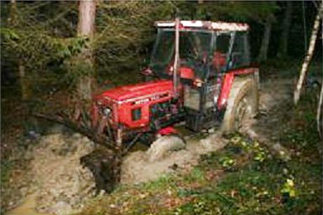 Zlodj chtl s traktorem ujet a zapadl do bahna (ilustraní foto).