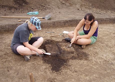 Studentky pi práci na archeologickém výzkumu na pedmstí Jevika.