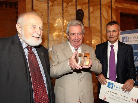 Pedání Ceny Jaroslava Seiferta 2012 (zleva pedseda správní rady Nadace Charty
