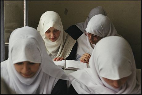 Studentky islámské díví koly