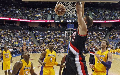 Meyers Leonard z Portlandu smeuje v duelu s LA Lakers.