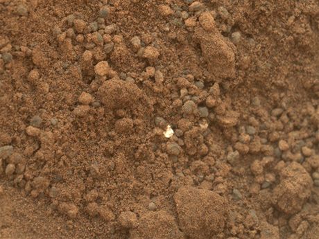 Podivná svtlá skvrna na hornin na Marsu 