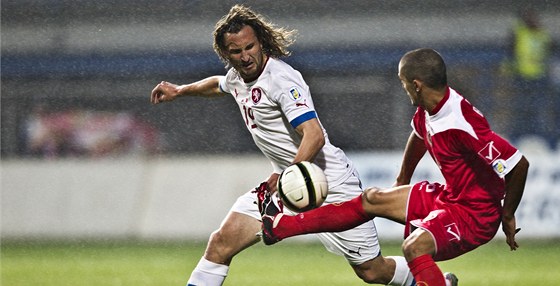 Petr Jiráek (v bílém) bojuje za reprezentaci v utkání s Maltou.