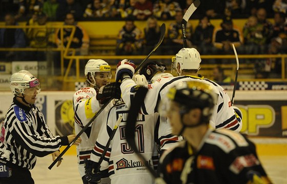 Hokejisté Chomutova slaví branku v derby na led Litvínova.