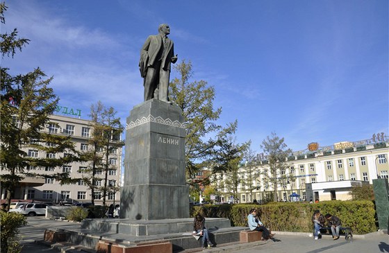 Na snímku ze 3. íjna si socha Lenina stejn jako lidé pod ní hoví na kamenném
