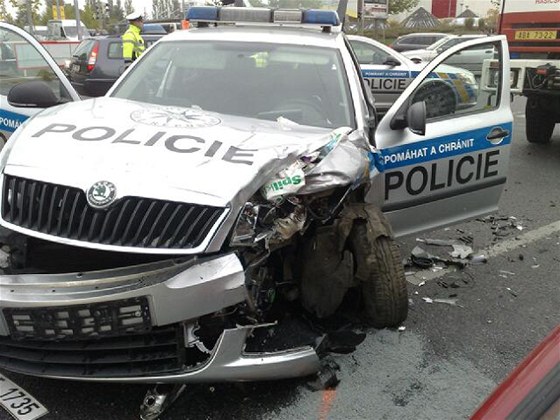 Nehoda vozu policist a VW Transporter na kiovatce Vysoanské a Prosecké