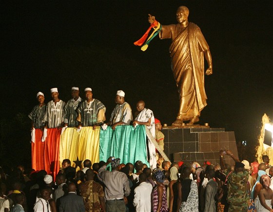 Památník ghanského prezidenta Kwame Nkrumaha pi oslavách dne nezávislosti.