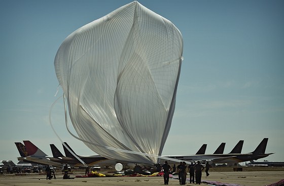 Nejvtím nepítelem Baungartnerova heliového balonu je silný vítr. Mohl by ho