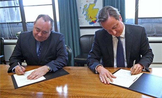 Alex Salmond a David Cameron podepisují smlouvu o referendu ohledn odtrení