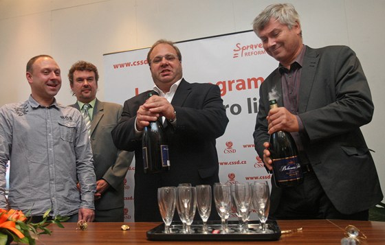 Vladimír Plaek (druhý zleva) slavil se sociálními demokraty u po krajských volbách. Nyní má opt dvod k veselí.