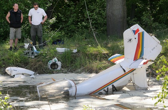 Malý motorový letoun se zítil do rybníka u Hosína 8. kvtna. Pilot se tce...