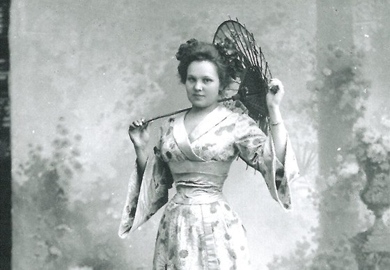 Portrét mladé dívky z konce 19. století. Slena Wozelka má na sob oblek podle
