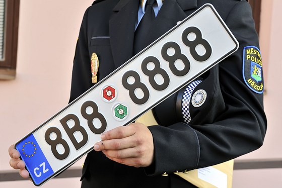 Beclavtí stráníci budou na svém aut vozit "prominentní" znaku 8B8 8888