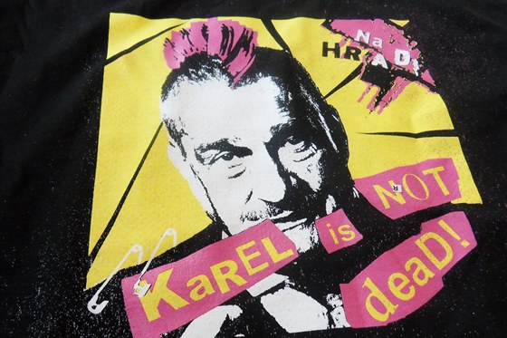 V kampani ped prezidentskou volbou vyuívá Karel Schwarzenberg i triko s potiskem Karel is not dead (Karel není mrtvý). Na hlav má navíc punkové íro.