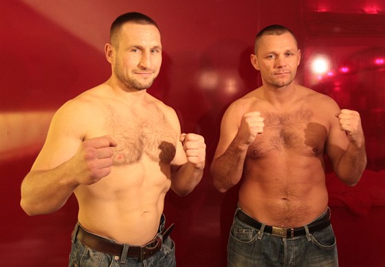 Lubo uda (vlevo) a Ladislav Kutil po váení den ped "boxerským zápasem