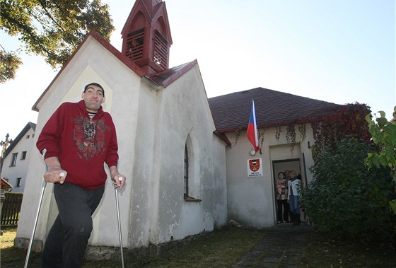 Volební místnost v Rozkoi u Humpolce, kde Tomá Pustina ije, tsn piléhá ke