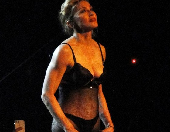 Madonna vnovala pákistánské dívce píse, pi ní se svléká.