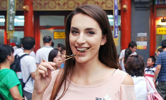 Nikoleta Kováová pi ochutnávce korpion ve známé pekingské ulice vech chutí