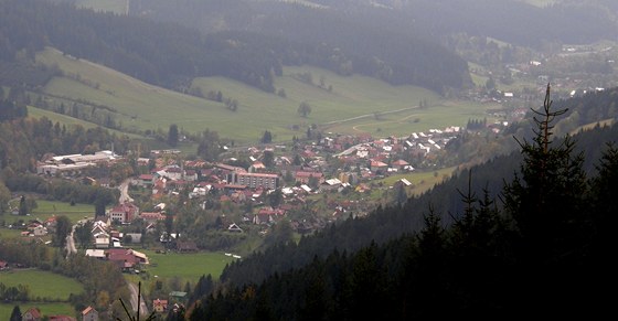 Pohled na Velké Karlovice z nové rozhledny v Miloové