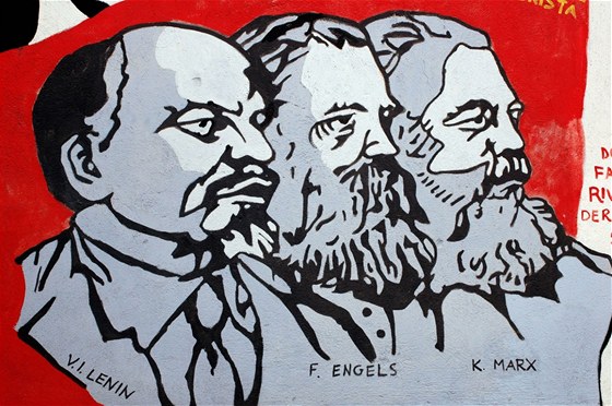 Portréty Marxe a Lenina visely v Pchjongjangu desítky let. Ilustraní foto