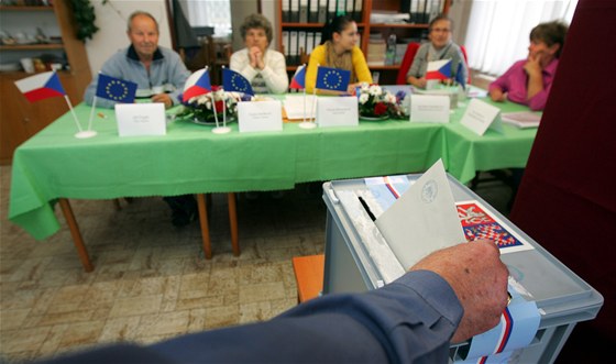 Kandidát TOP 09 a starost Jií Nepor si stuje, e volební komise patn seetla jeho preferenní hlasy v obci Zádub - Záviín na Mariánskolázesku. Ilustraní foto