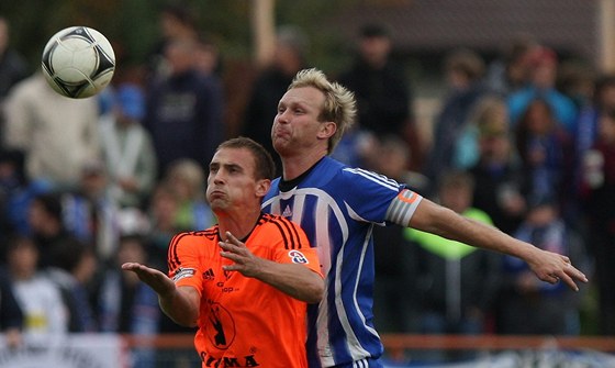 Olomouký fotbalista Zdenk Klesnil (vlevo) bojuje s uniovským Romanem Vejvodou.