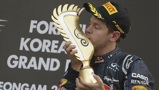 Sebastian Vettel s trofejí pro vítze Velké ceny Koreje formule 1.
