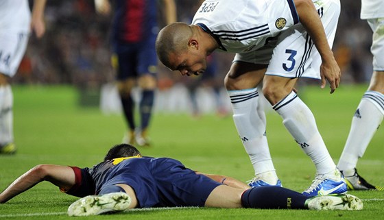 CO TO TADY PEDVÁDÍ? Pepe z Realu Madrid kií na Andrése Iniestu, který spadl