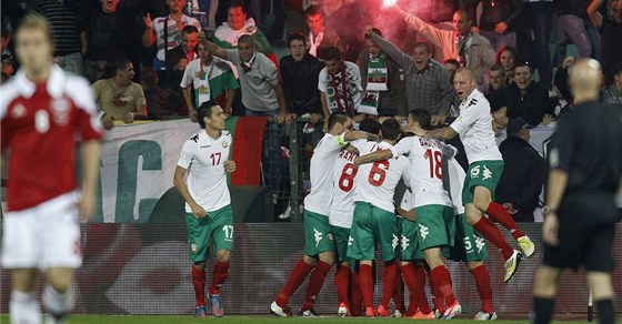 Bulhartí fotbalisté se radují z gólu v utkání s Dánskem.