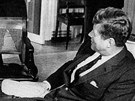 Kubnsk krize - stav 18. jna 1962. Prezident Kennedy (vpravo) jedn se