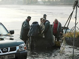 Teploty jsou po ránu jen tsn nad nulou, v bahn a ledové vod jsou rybái...