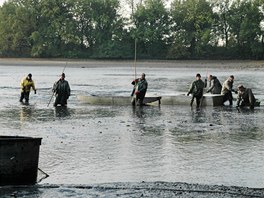 Rybái si vytyili obvod pasti pramicemi a pomalu mezi nimi zaínají roztahovat...