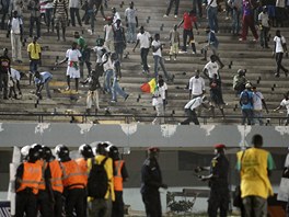 Výtrnosti fanouk bhem reprezentaního utkání mezi Senegalem a Pobeí...
