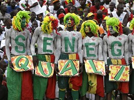 ZATÍM V POHOD. Fanouci Senegalu pili svj tým v zápase s Pobeím slonoviny...