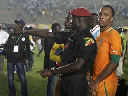 CO BLÁZNÍTE? Didier Drogba, kapitán Pobeí slonoviny, sleduje ádní fanouk...