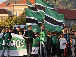Pochod mosteckch fanouk za zchranu fotbalovho klubu.