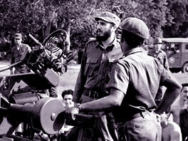 Kubánský vdce Fidel Castro obhlíí protiletadlovou jednotku. Legendární...