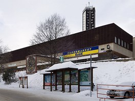 Obchodní centrum v Peci pod Snkou.