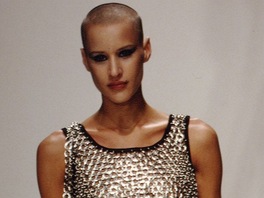 Modelka Eve Salvailov se proslavila v 90. letech hubenou postavou a vyholenou