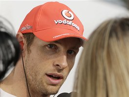 Jenson Button z McLarenu se sousted na novinsk dotazy.