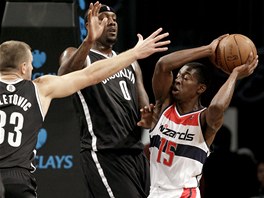 V PEVAZE. Dv posily Brooklynu, Bosák Mirza Teletovi a Andray Blatche,