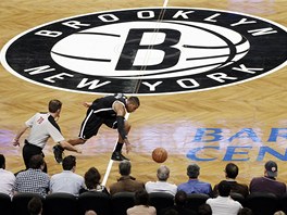 BROOKLYN, NEW YORK. Plných 14 219 divák bylo zvdavo na premiéru Nets v novém