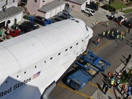 Pohled na raketoplán Endeavour v ulicích Los Angeles