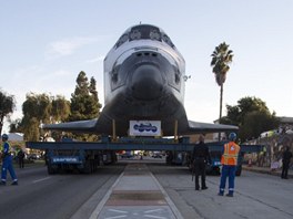 Cesta raketoplánu Endeavour ulicemi Los Angeles