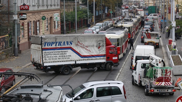 V kolon se tosovaly tramvaje, auta i nklaky.