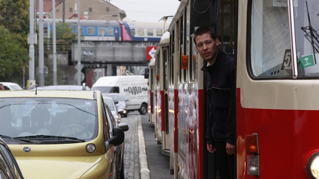 Tramvaje stly przdn v ad za sebou, idii bezradn vyhleli zatek i konec kolony.