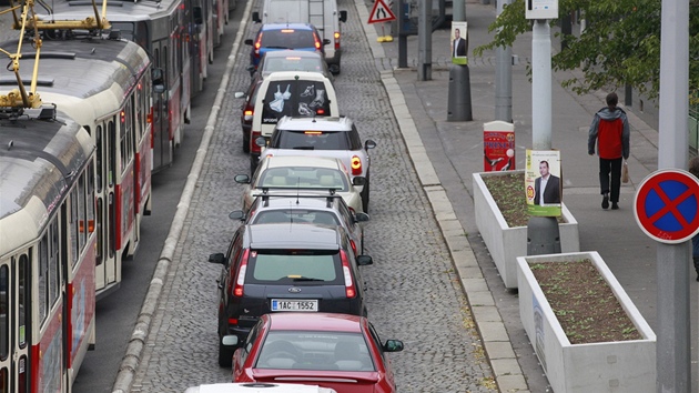 V kolon zstaly tramvaje i auta.