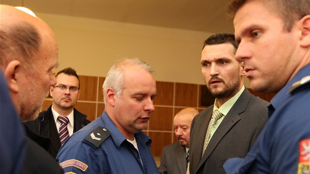 Petr Kipsk (v zelen koili) a Milan Vtek (vzadu uprosted) obalovan v kauze Toflova gangu.