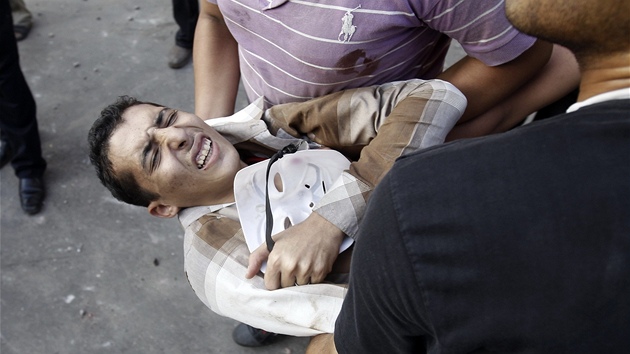 Zrannho odprce Muslimskho bratrstva museli z nmst Tahrr lid odnst v bolestiv grimase (12. jna 2012).